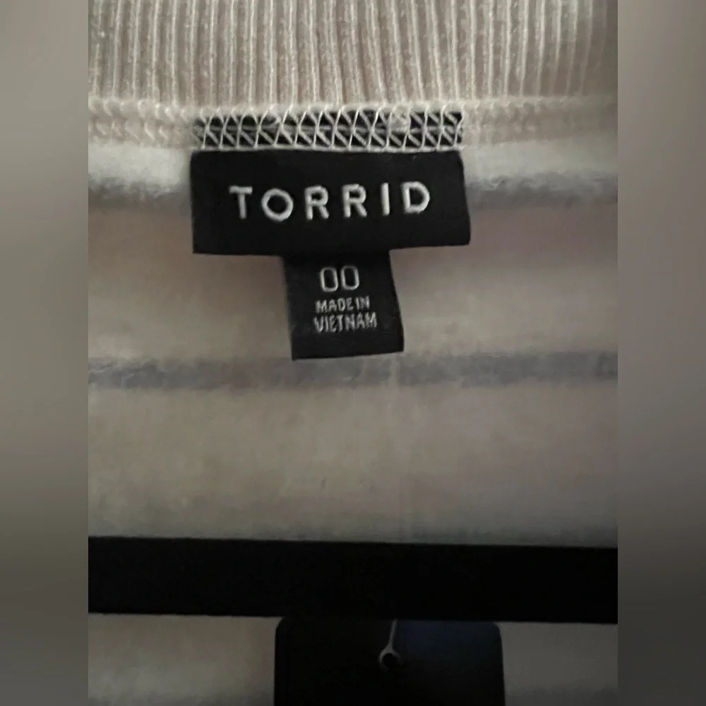 NWT Fleece V-Neck Sweatshirt. Size 00. - Picture 4 of 12